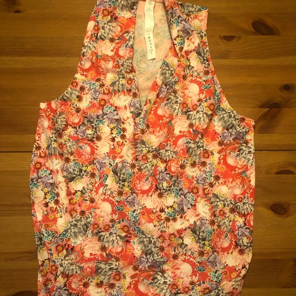 NWOT Lululemon Floral Top - Picture 3 of 4
